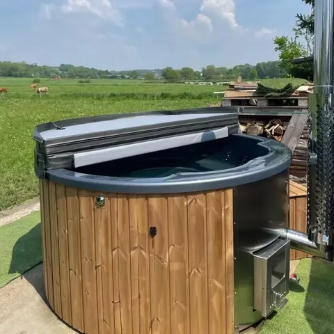 Hot Tub im Garten