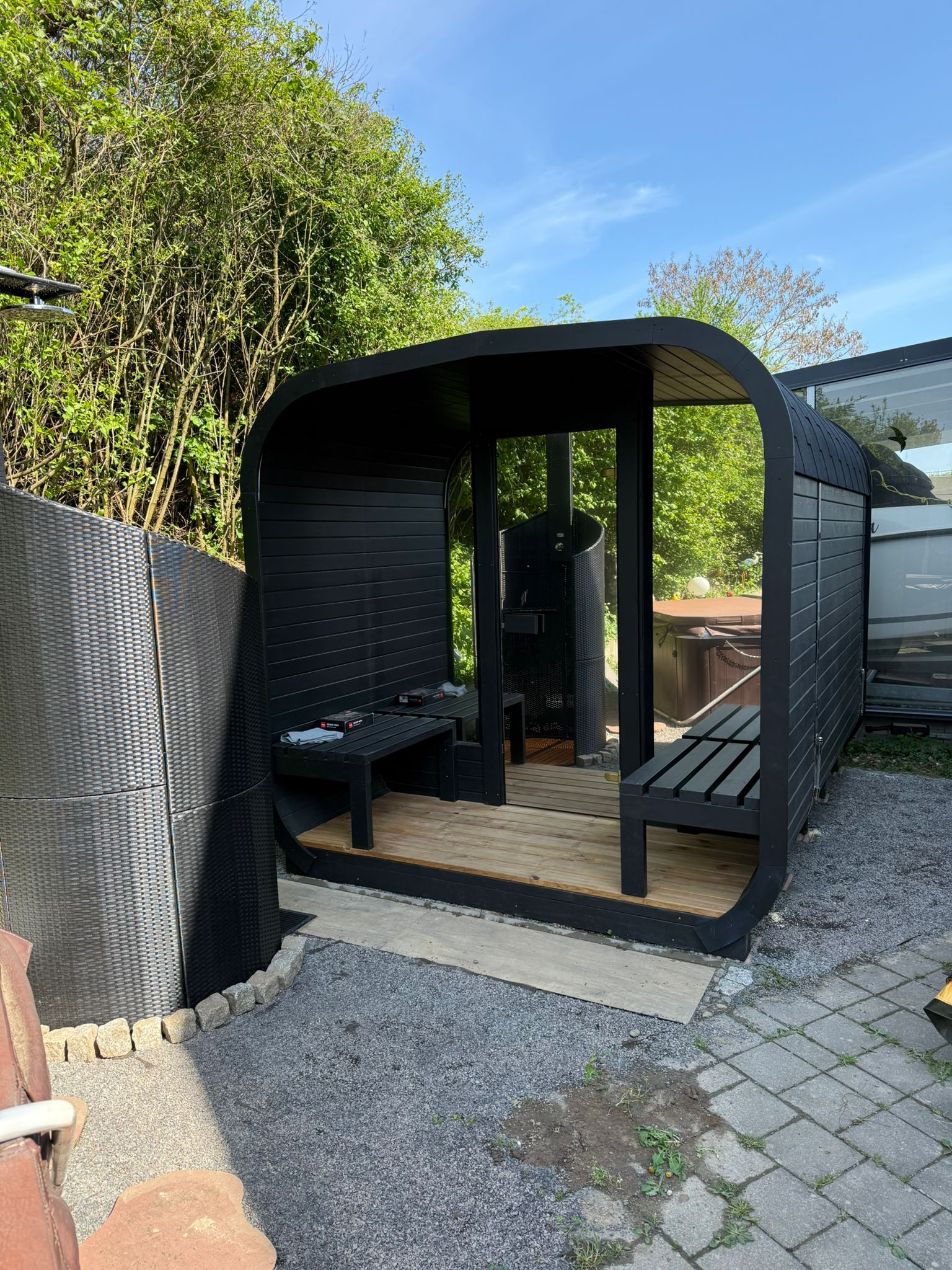 Zufriedene HOTBOX Kunden mit Outdoor-Wellnessanlage
